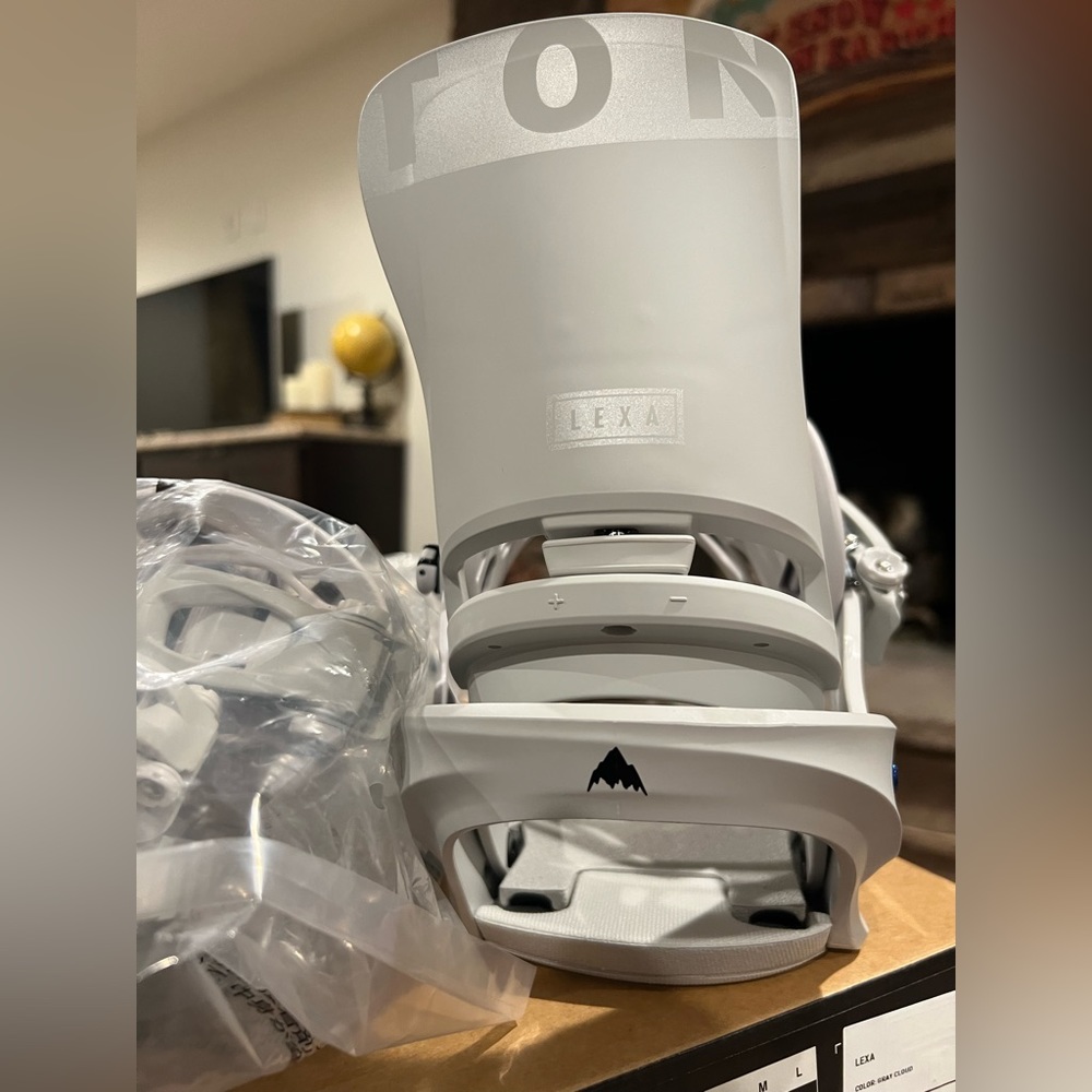 NIB- 2023 Burton Lexa Re:flex snowboard binding in cloud grey